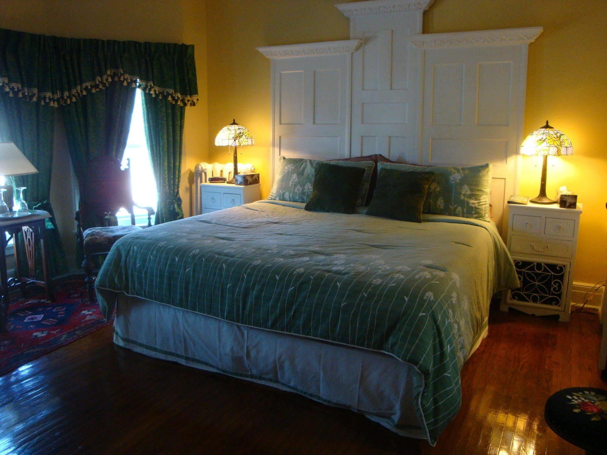 A Moment In Time Bed & Breakfast Niagara Falls